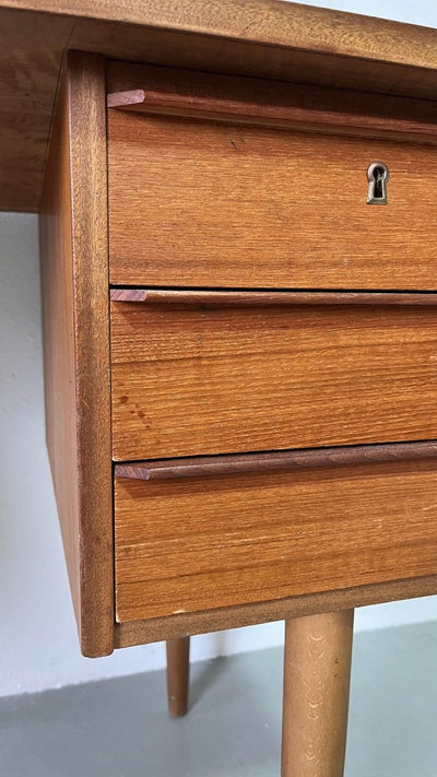 
                  
                    Teak bureau slanke pootjes - LOUI.STORE
                  
                