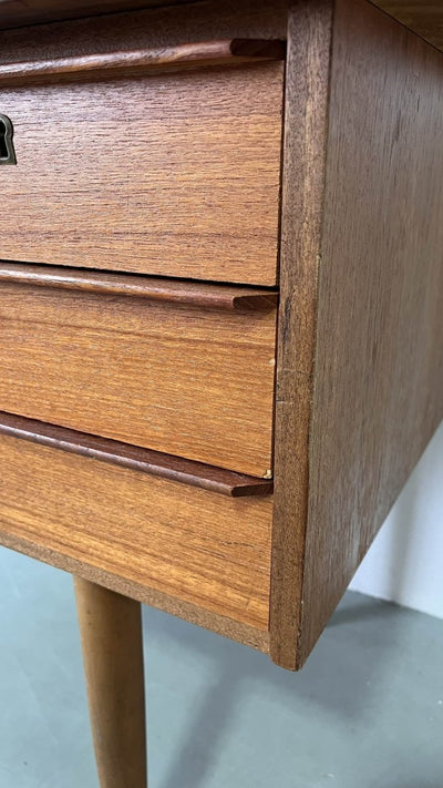 
                  
                    Teak bureau slanke pootjes - LOUI.STORE
                  
                