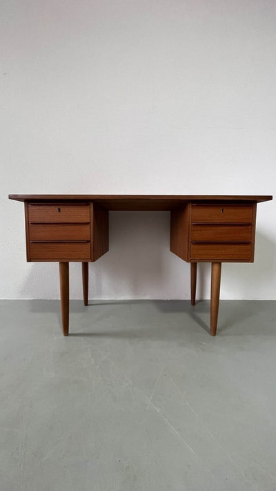 
                  
                    Teak bureau slanke pootjes - LOUI.STORE
                  
                