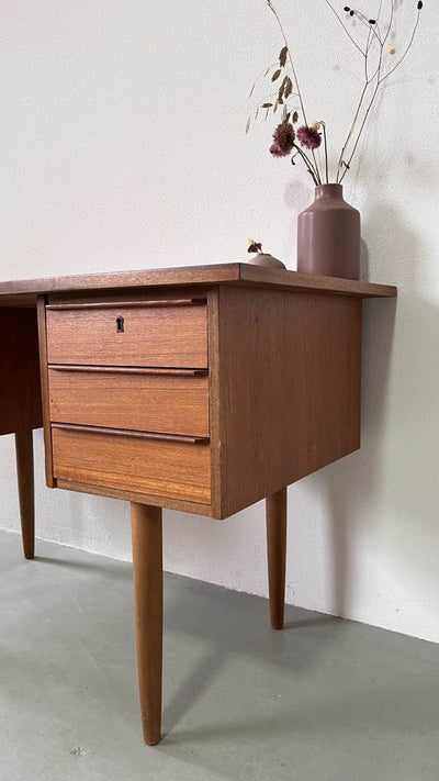 Teak bureau slanke pootjes - LOUI.STORE