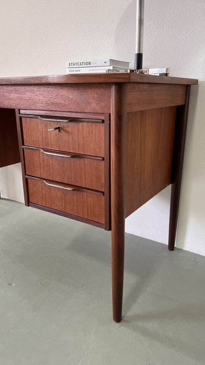 
                  
                    Teak Deens bureau - LOUI.STORE
                  
                