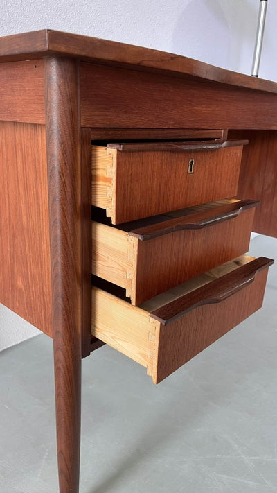
                  
                    Teak Deens bureau - LOUI.STORE
                  
                