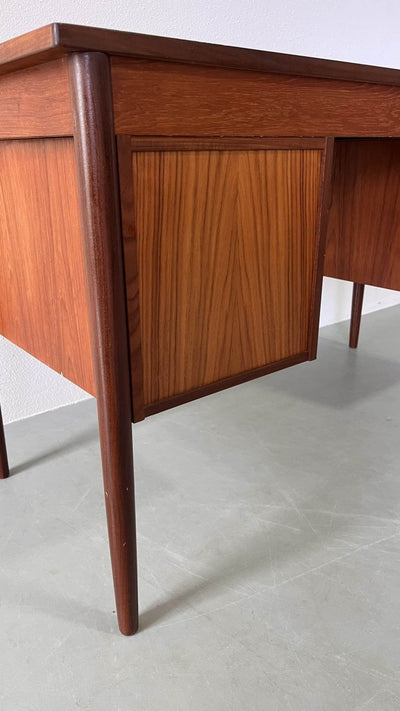 
                  
                    Teak Deens bureau - LOUI.STORE
                  
                