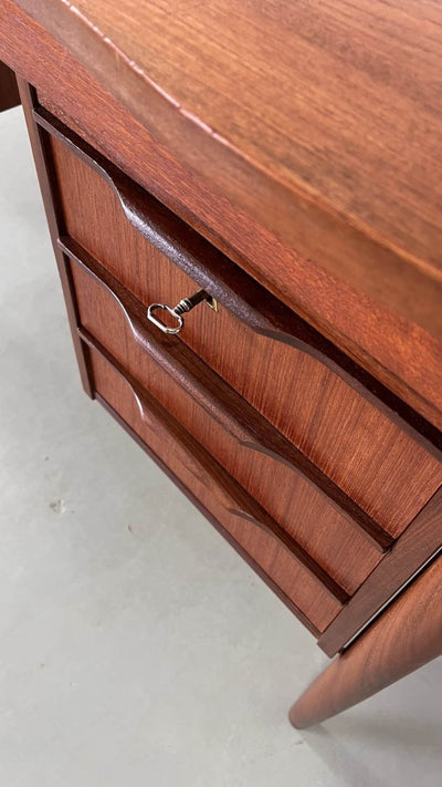 
                  
                    Teak Deens bureau - LOUI.STORE
                  
                