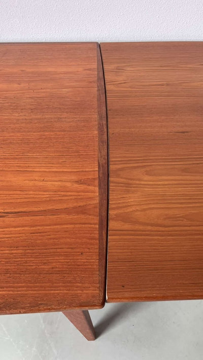 
                  
                    Teak eettafel (uitschuifbaar) - LOUI.STORE
                  
                