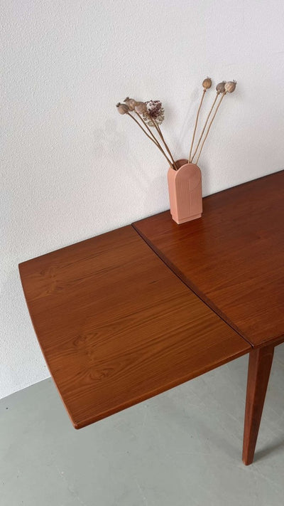
                  
                    Teak eettafel (uitschuifbaar) - LOUI.STORE
                  
                