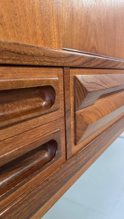 
                  
                    Teak highboard bijzondere greep - LOUI.STORE
                  
                