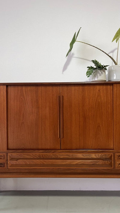
                  
                    Teak highboard bijzondere greep - LOUI.STORE
                  
                