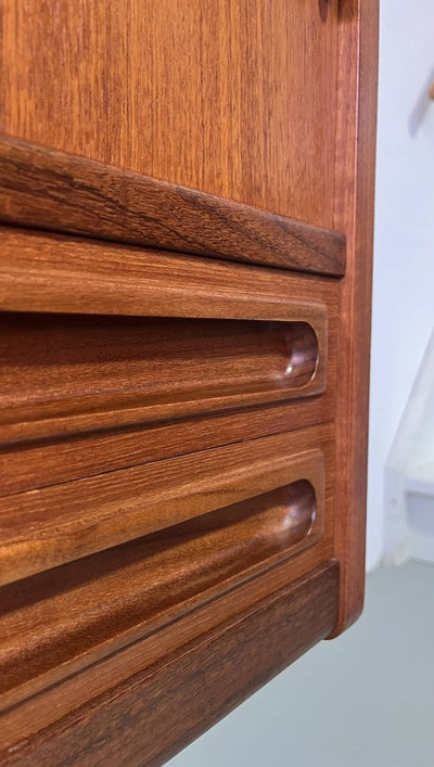 
                  
                    Teak highboard bijzondere greep - LOUI.STORE
                  
                