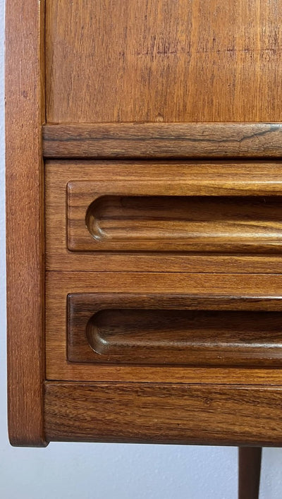
                  
                    Teak highboard bijzondere greep - LOUI.STORE
                  
                
