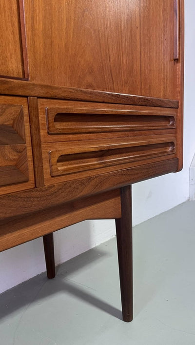 
                  
                    Teak highboard bijzondere greep - LOUI.STORE
                  
                