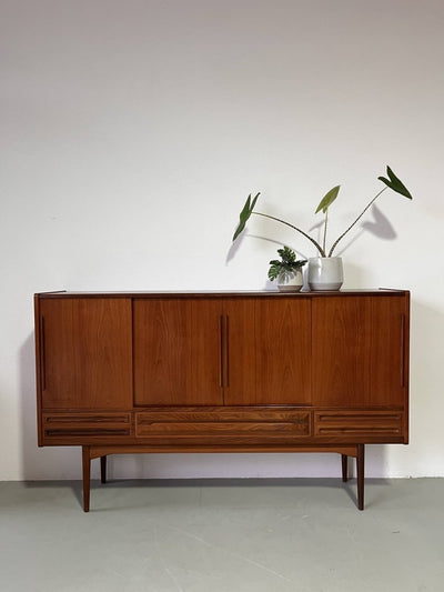 
                  
                    Teak highboard bijzondere greep - LOUI.STORE
                  
                