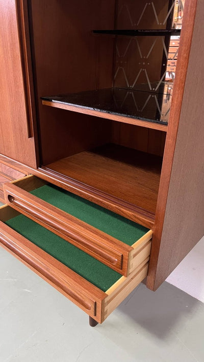 
                  
                    Teak highboard bijzondere greep - LOUI.STORE
                  
                
