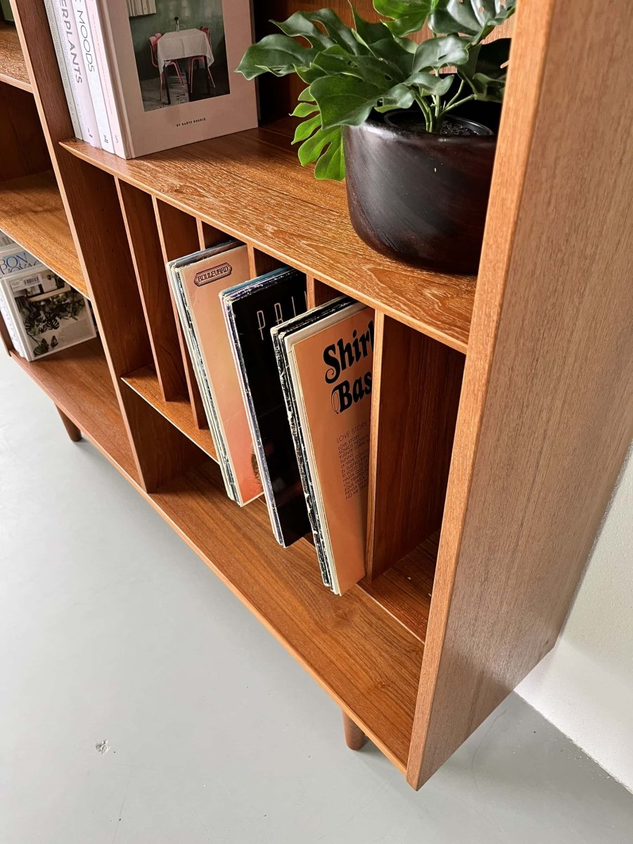 
                  
                    Teak Hundevad boekenkast - LOUI.STORE
                  
                