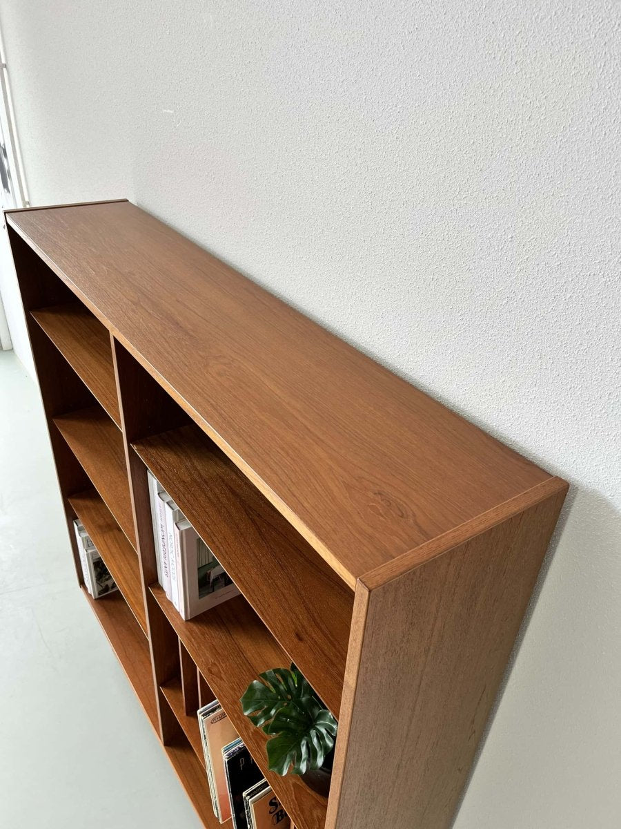 
                  
                    Teak Hundevad boekenkast - LOUI.STORE
                  
                