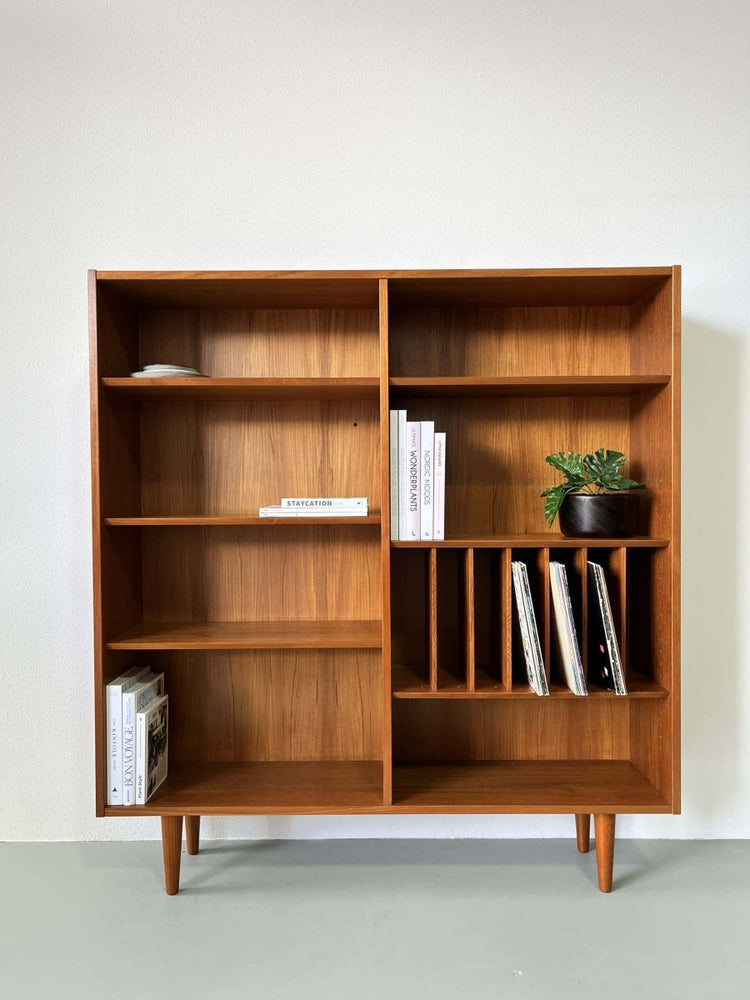 
                  
                    Teak Hundevad boekenkast - LOUI.STORE
                  
                