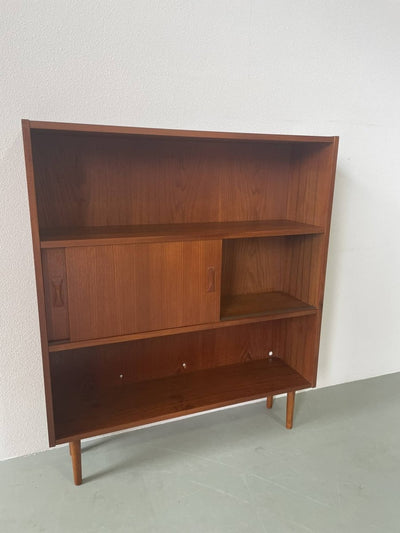 
                  
                    Teak kast met schuifdeuren - LOUI.STORE
                  
                
