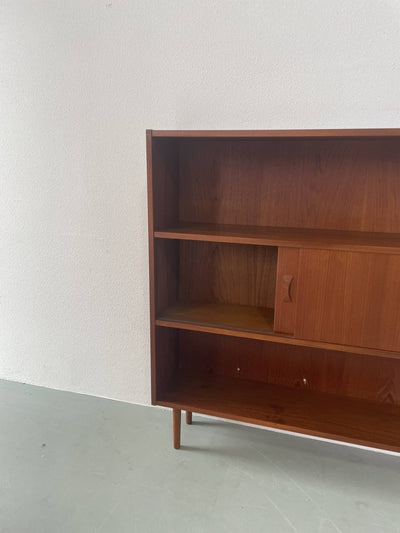 
                  
                    Teak kast met schuifdeuren - LOUI.STORE
                  
                