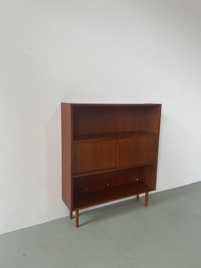 
                  
                    Teak kast met schuifdeuren - LOUI.STORE
                  
                