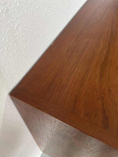 
                  
                    Teak kast met schuifdeuren - LOUI.STORE
                  
                