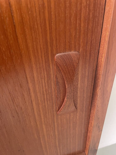 
                  
                    Teak kast met schuifdeuren - LOUI.STORE
                  
                