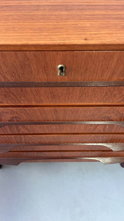
                  
                    Teak Ladekast donkere greep - LOUI.STORE
                  
                