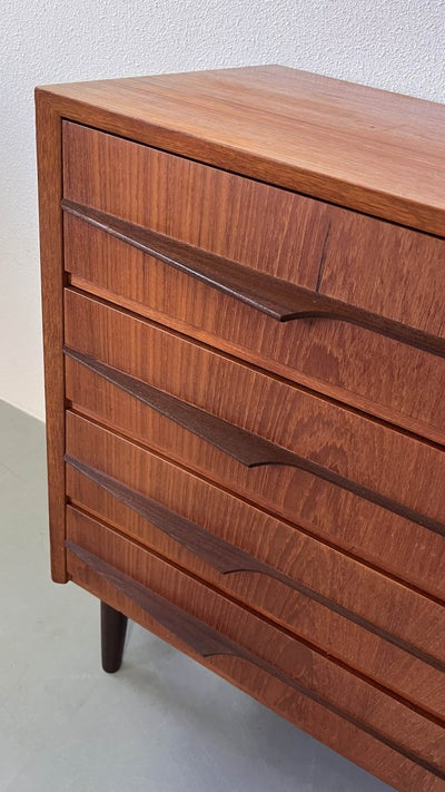 
                  
                    Teak Ladekast donkere greep - LOUI.STORE
                  
                