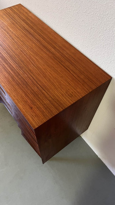 
                  
                    Teak Ladekast donkere greep - LOUI.STORE
                  
                