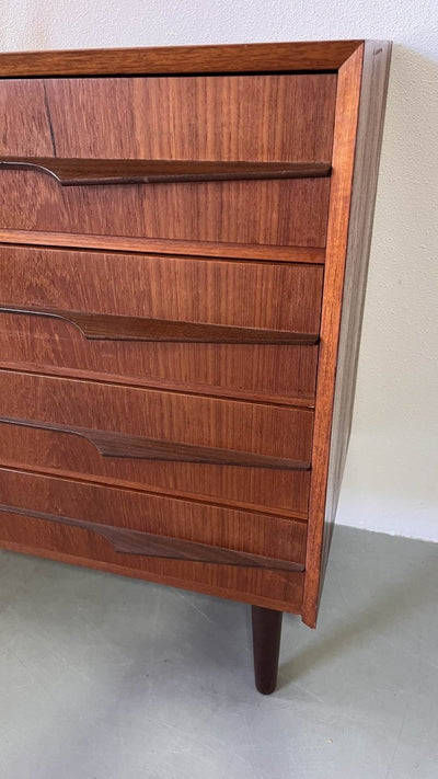 
                  
                    Teak Ladekast donkere greep - LOUI.STORE
                  
                