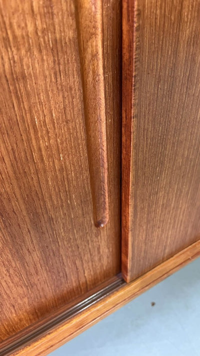 
                  
                    Teak lowboard kleine lades - LOUI.STORE
                  
                