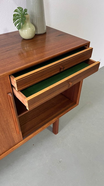 
                  
                    Teak lowboard kleine lades - LOUI.STORE
                  
                