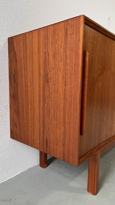 
                  
                    Teak lowboard kleine lades - LOUI.STORE
                  
                