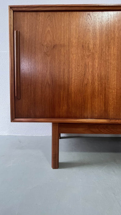 
                  
                    Teak lowboard kleine lades - LOUI.STORE
                  
                