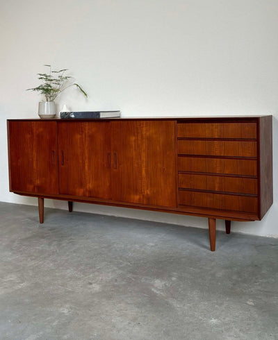 
                  
                    Teak lowboard met lades - LOUI.STORE
                  
                