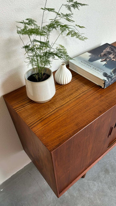 
                  
                    Teak lowboard met lades - LOUI.STORE
                  
                