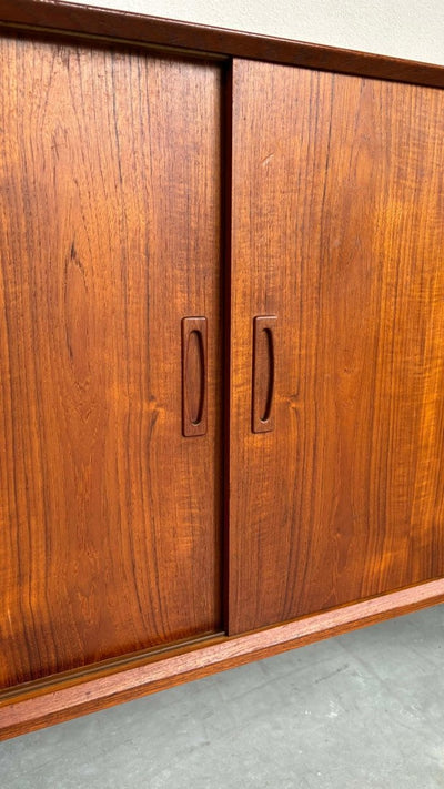 
                  
                    Teak lowboard met lades - LOUI.STORE
                  
                