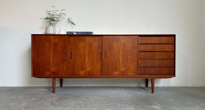 
                  
                    Teak lowboard met lades - LOUI.STORE
                  
                