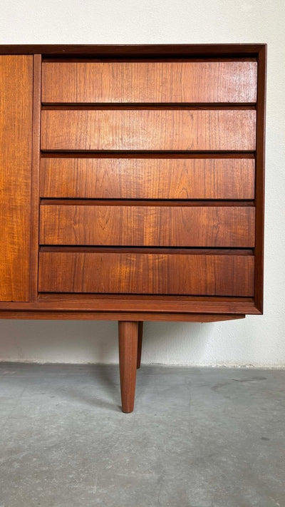 
                  
                    Teak lowboard met lades - LOUI.STORE
                  
                