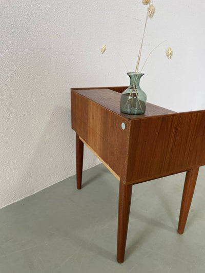 
                  
                    Teak nachtkastje - LOUI.STORE
                  
                