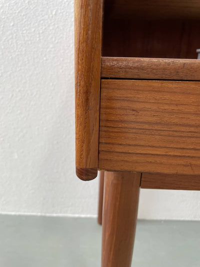 
                  
                    Teak nachtkastje - LOUI.STORE
                  
                