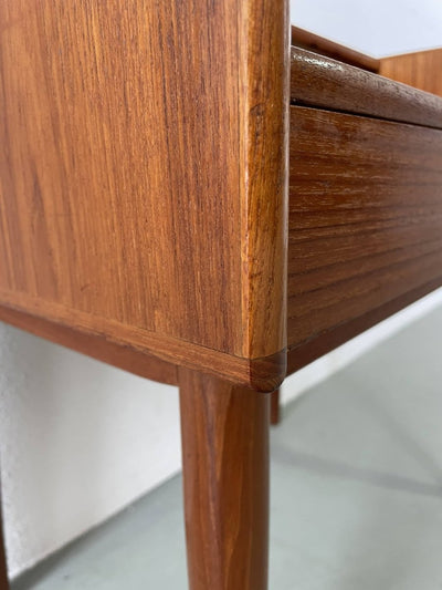 
                  
                    Teak nachtkastje - LOUI.STORE
                  
                