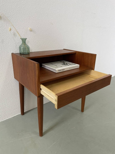 
                  
                    Teak nachtkastje - LOUI.STORE
                  
                