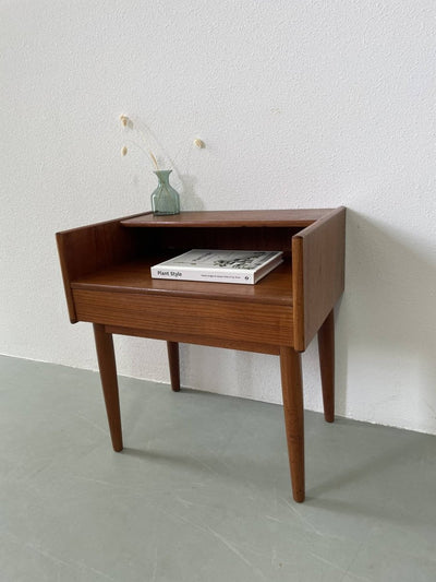 
                  
                    Teak nachtkastje - LOUI.STORE
                  
                