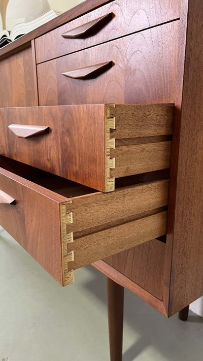 
                  
                    Teak sideboard 5* lades - LOUI.STORE
                  
                