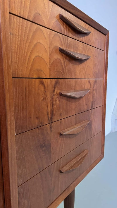 
                  
                    Teak sideboard 5* lades - LOUI.STORE
                  
                