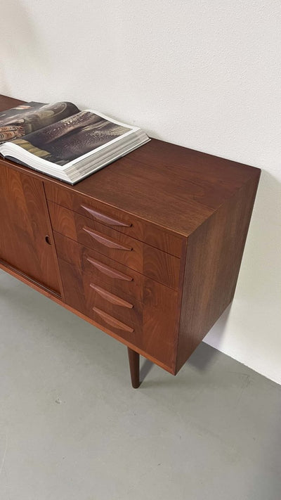 
                  
                    Teak sideboard 5* lades - LOUI.STORE
                  
                