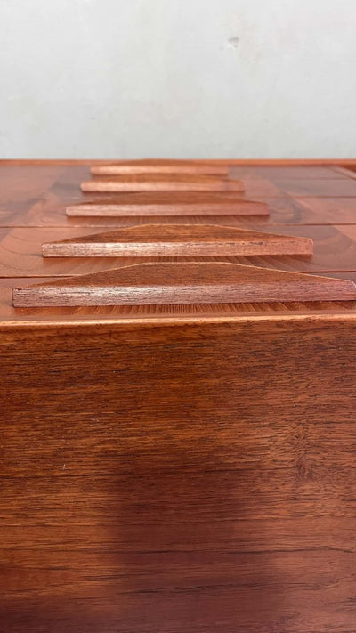 
                  
                    Teak sideboard 5* lades - LOUI.STORE
                  
                