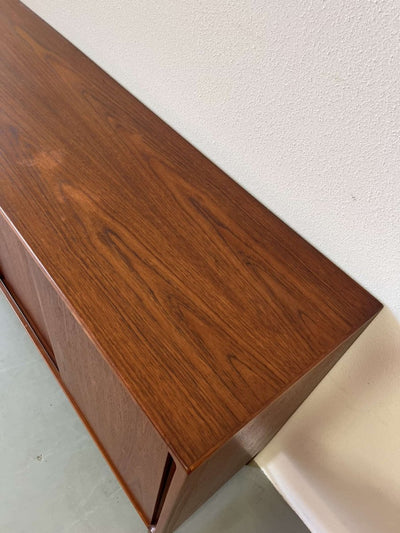 
                  
                    Teak sideboard schuifdeuren - LOUI.STORE
                  
                