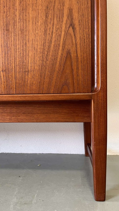 
                  
                    Teak sideboard schuifdeuren - LOUI.STORE
                  
                