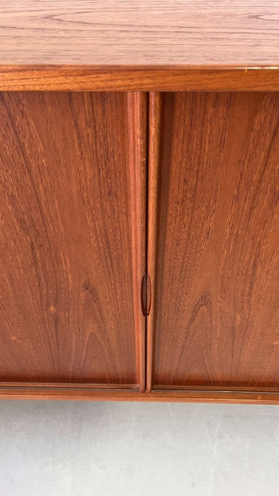 
                  
                    Teak sideboard schuifdeuren - LOUI.STORE
                  
                